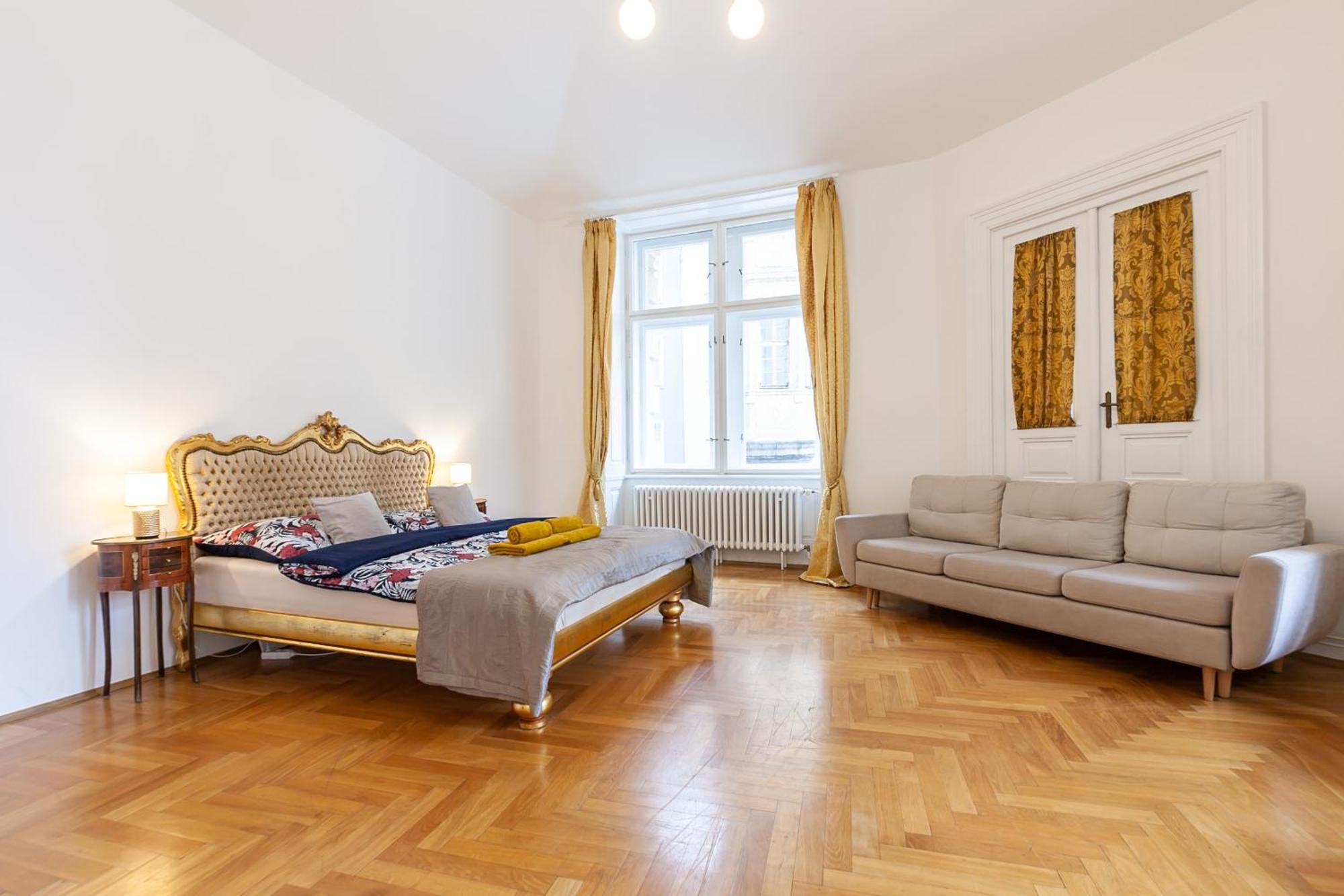 Royal Apartment By Charles Bridge View Of Saint Nicholas Church Prague Exterior photo